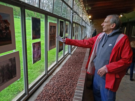 Mayor Thomas M. Bernabei voting for his favorite photo!